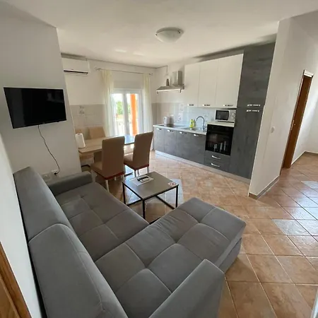 Hill 3 Apartment *
